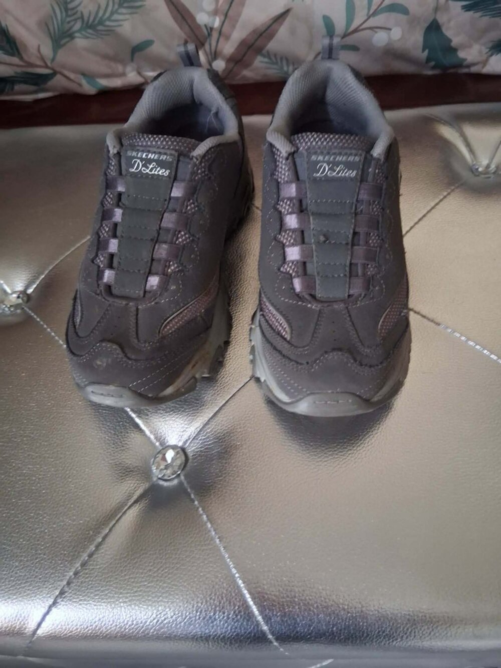 woman's D'lites skechers size 6 no laces elastic band Grey